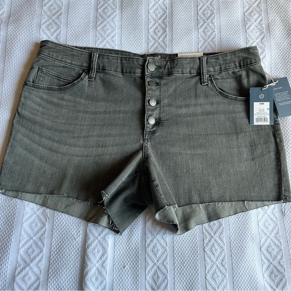 NWT Universal Thread Exposed Button Fly Gray Raw Hem Shorts Size 18W - Picture 3 of 8